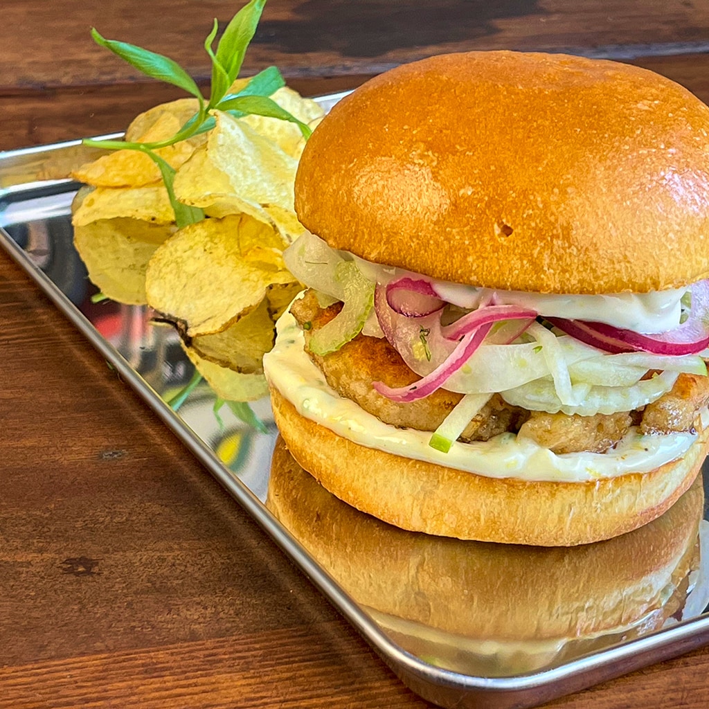 Kalaburgeri ja fenkolisalaattia